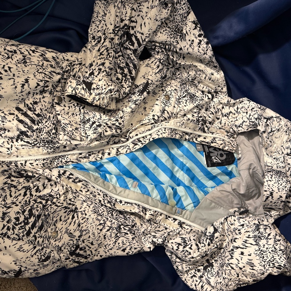 Women’s Volcom Black and White Patterned Snow Jacket with Blue Lining Sz Small